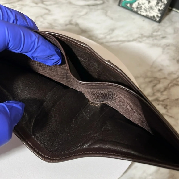 GUCCI MENS BIFOLD WALLET IN GOOD USED CONDITION. - Picture 7 of 10